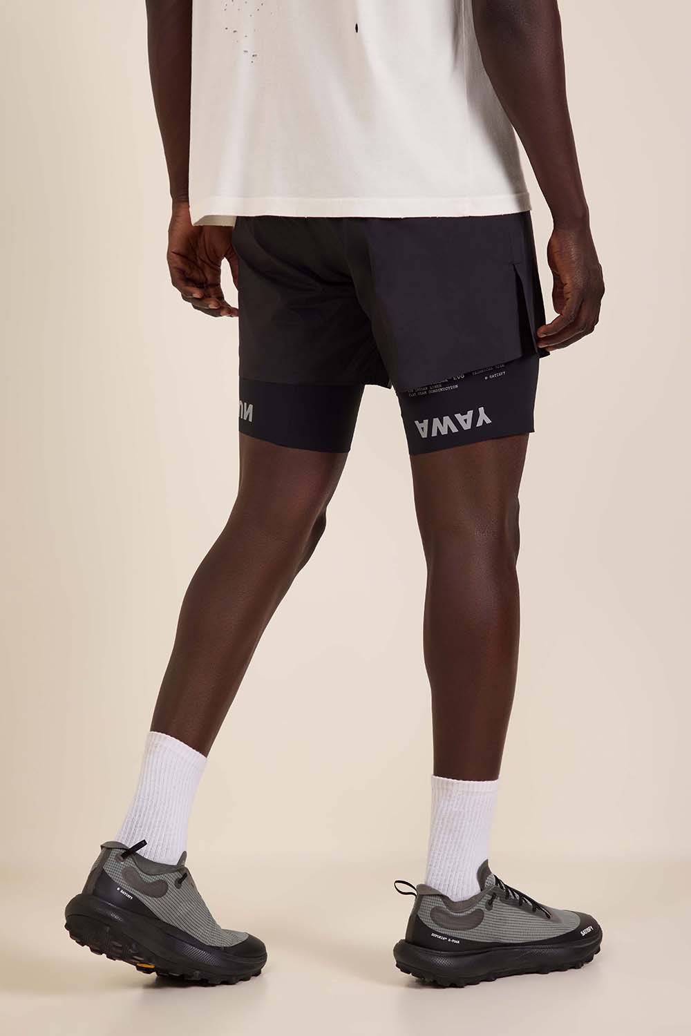 תמונת דוגמן אחורית של מכנסי ריצה קצרים בשילוב טייץ טק-סילק