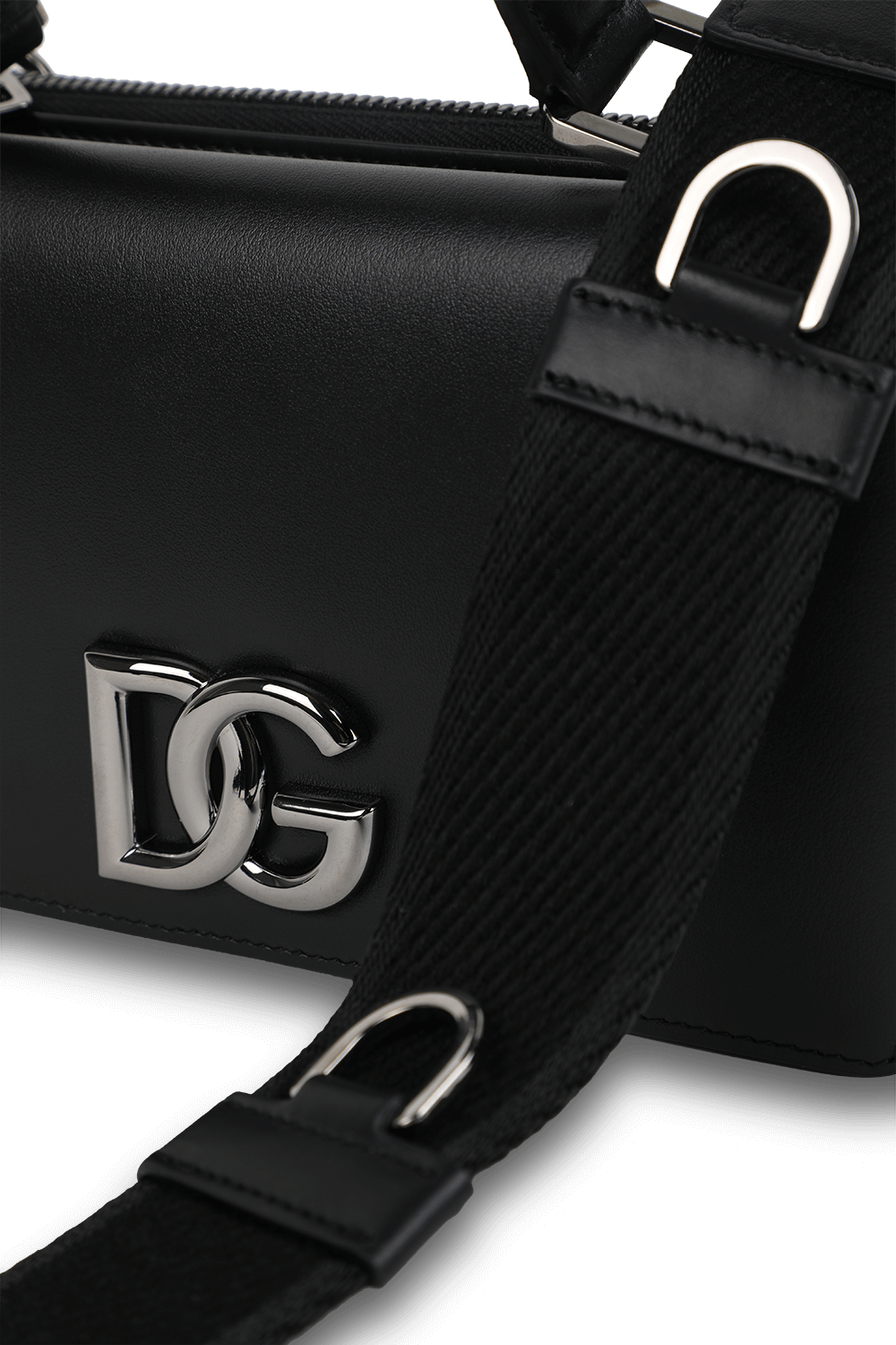 תמונת תקריב של תיד צד עור שחור עם לוגו מטאלי