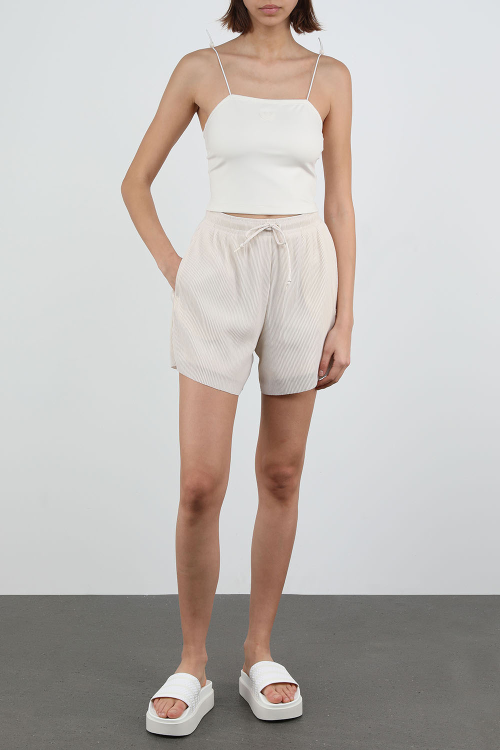 תמונת דוגמן קידמית של כפכפי סליידס פלטפורמה לבנים