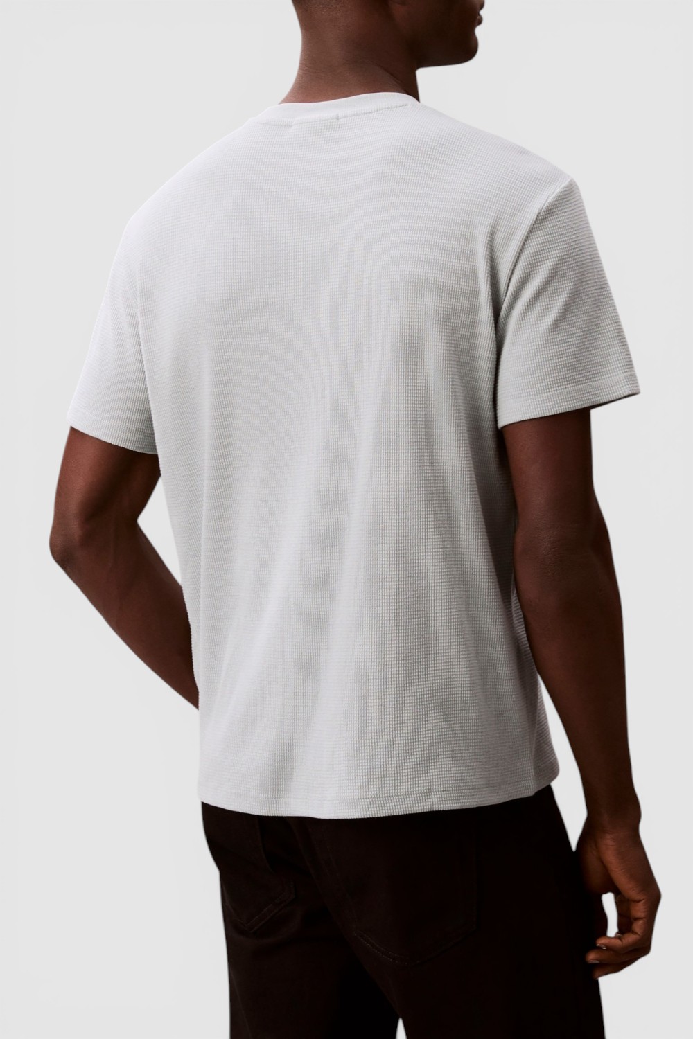 תמונת דוגמן אחורית של חולצת טי בגזרה משוחררת