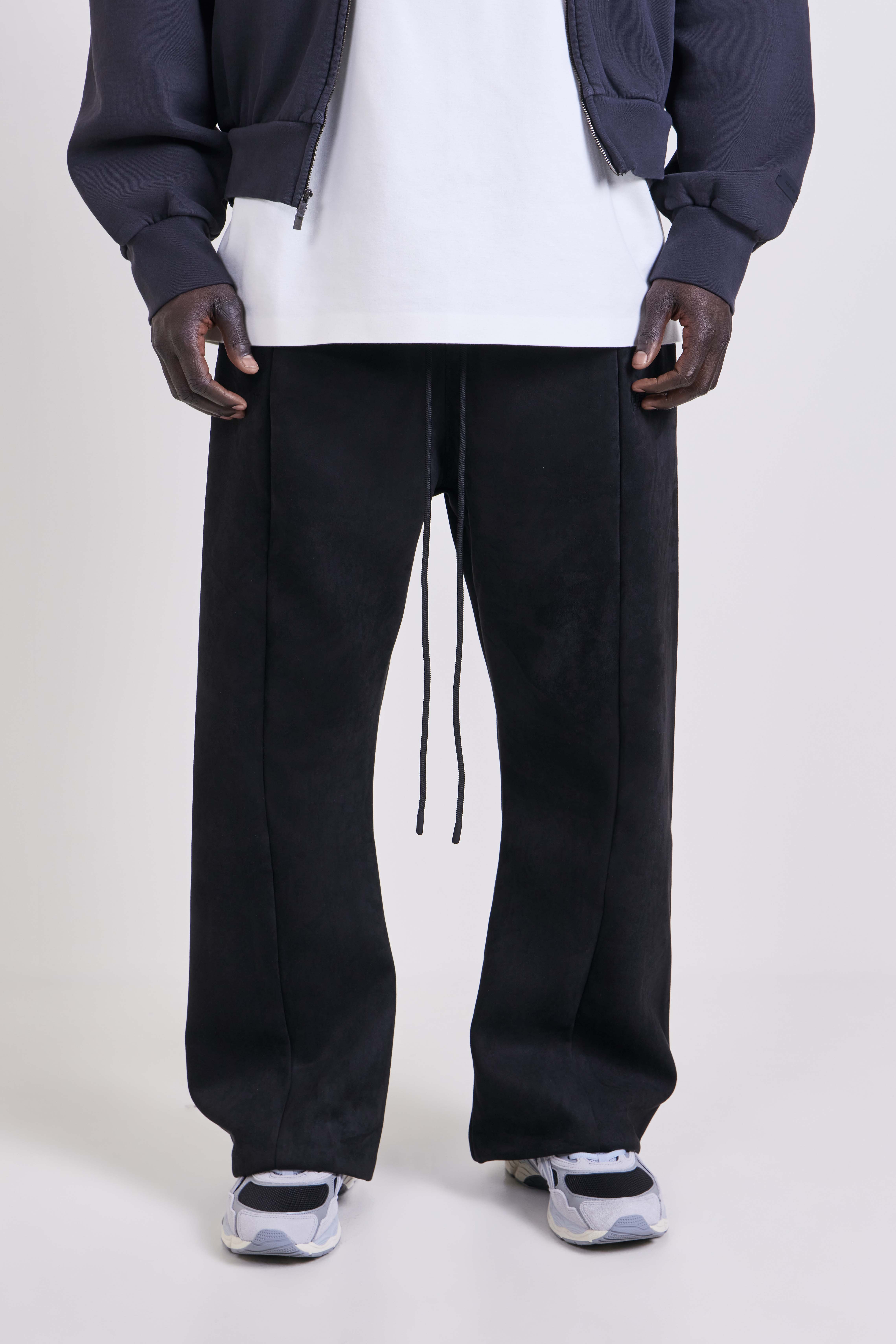 תמונת דוגמן קידמית של מכנסי ג'וגר בגזרה רחבה