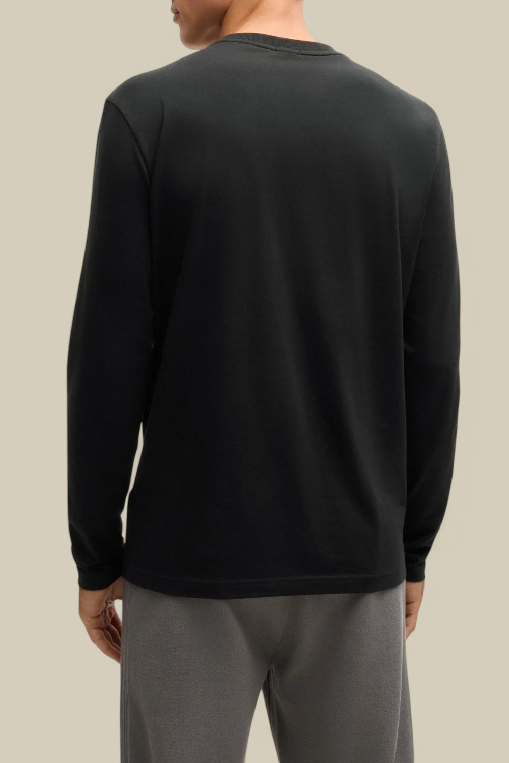 תמונת דוגמן אחורית של חולצת טי