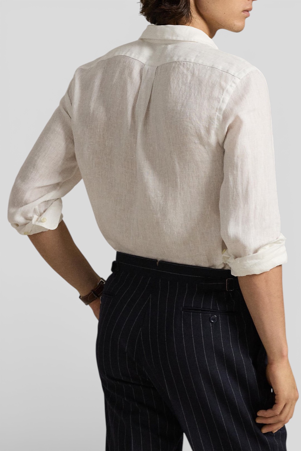 תמונת דוגמן אחורית של חולצה מכופתרת