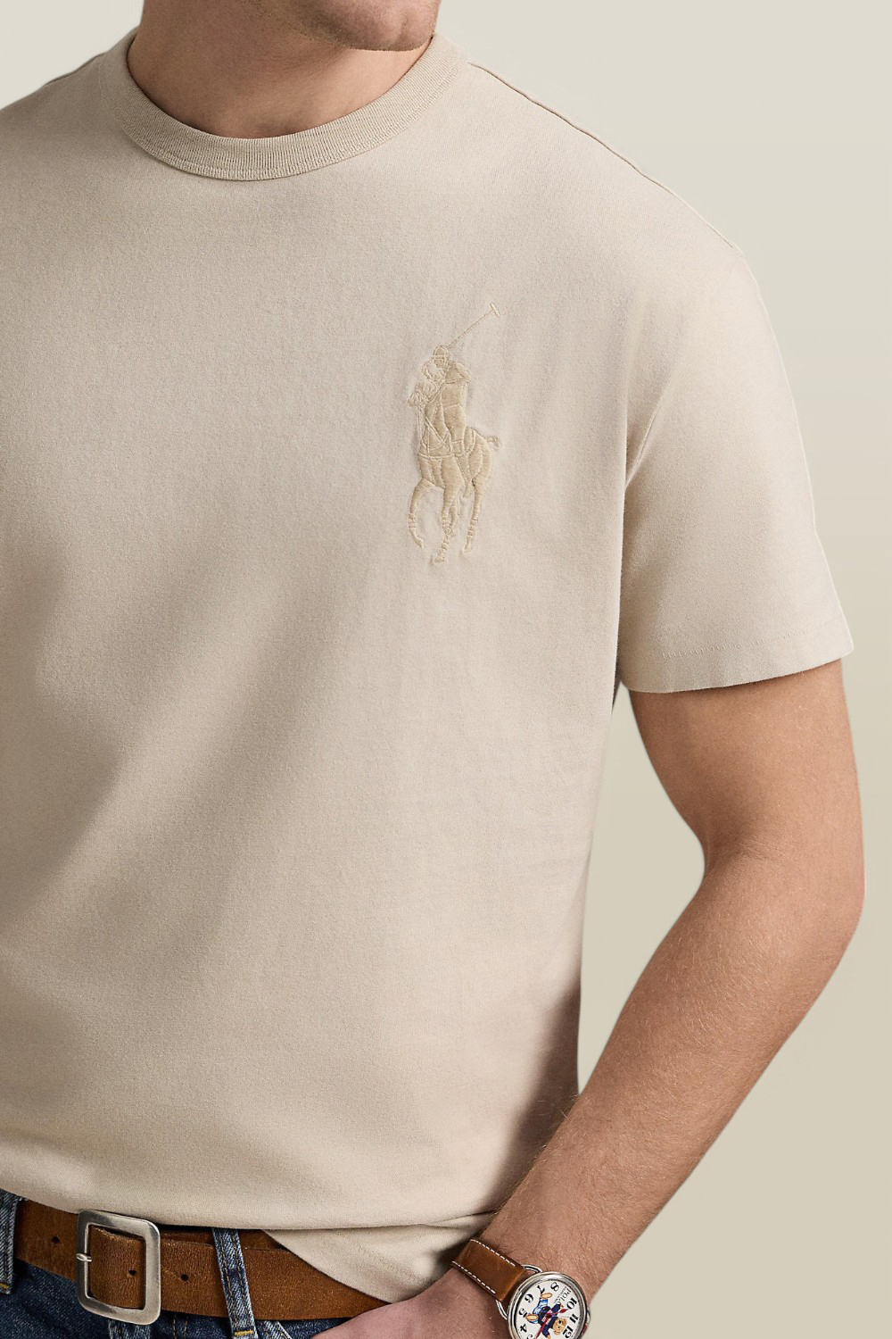 תמונת תקריב דוגמן של חולצת טי