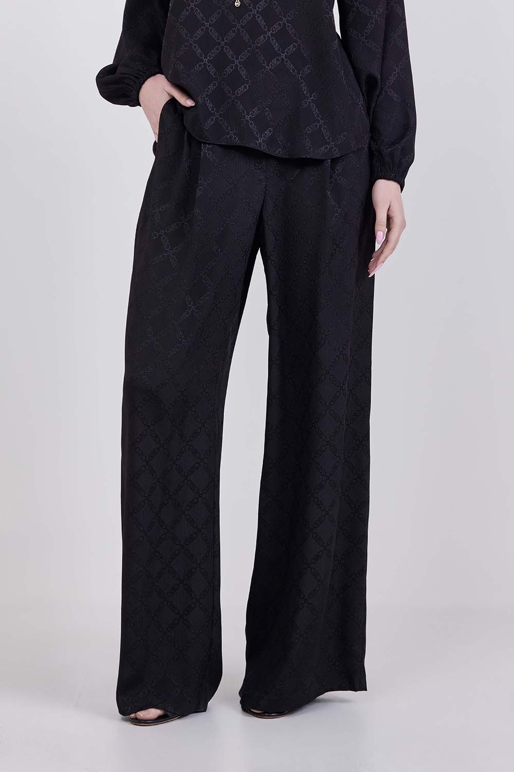 תמונת דוגמן קידמית של מכנסיים מחוייטים