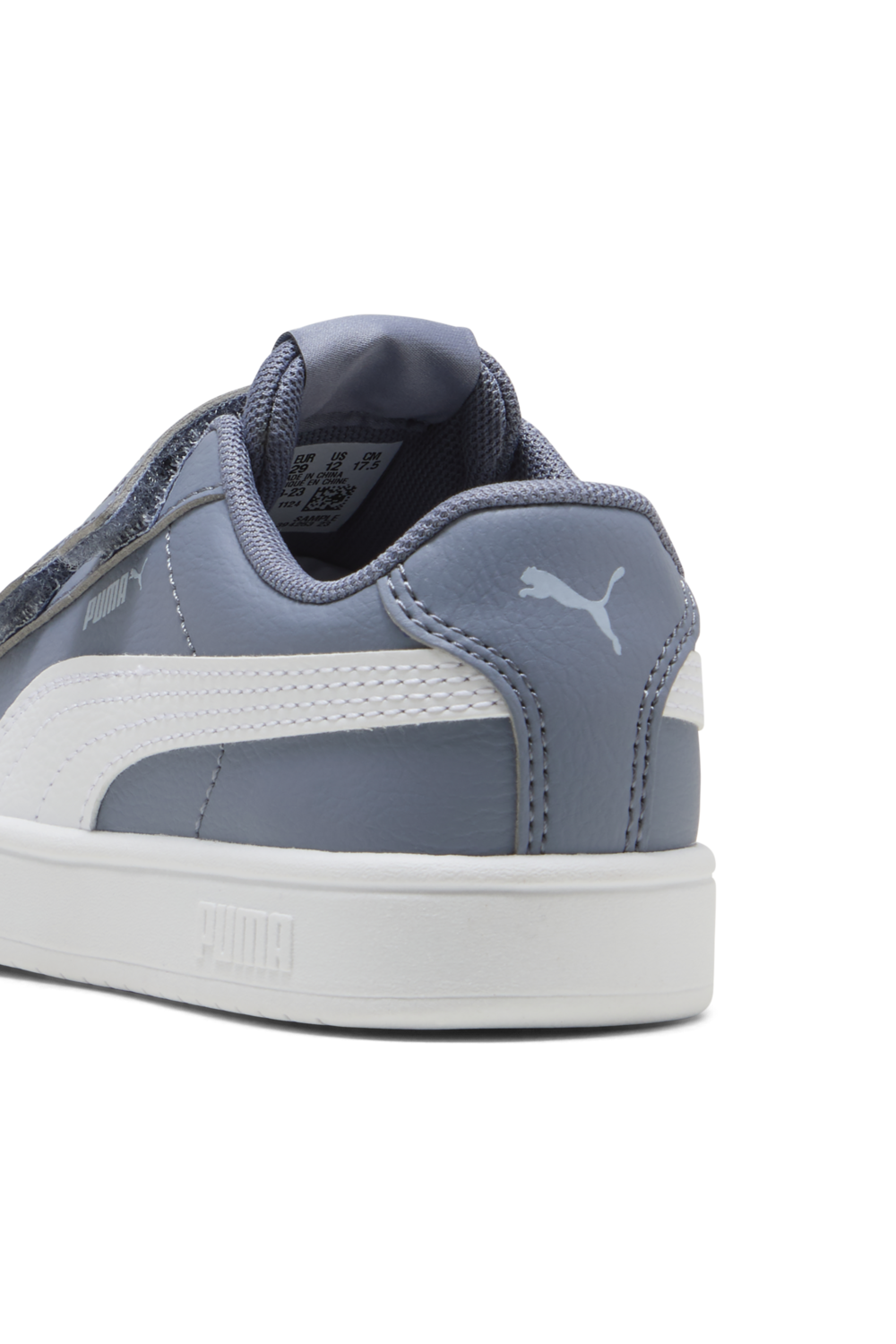 תמונת פנים של נעלי סניקרס