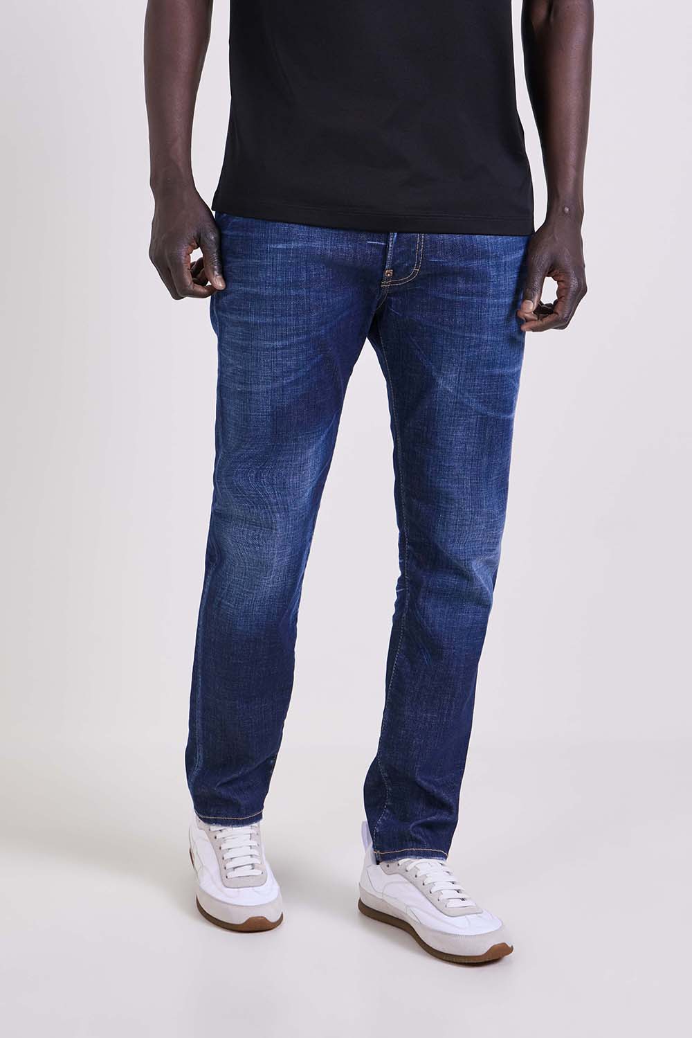 תמונת דוגמן קידמית של מכנסי ג'ינס בגזרת קרוט