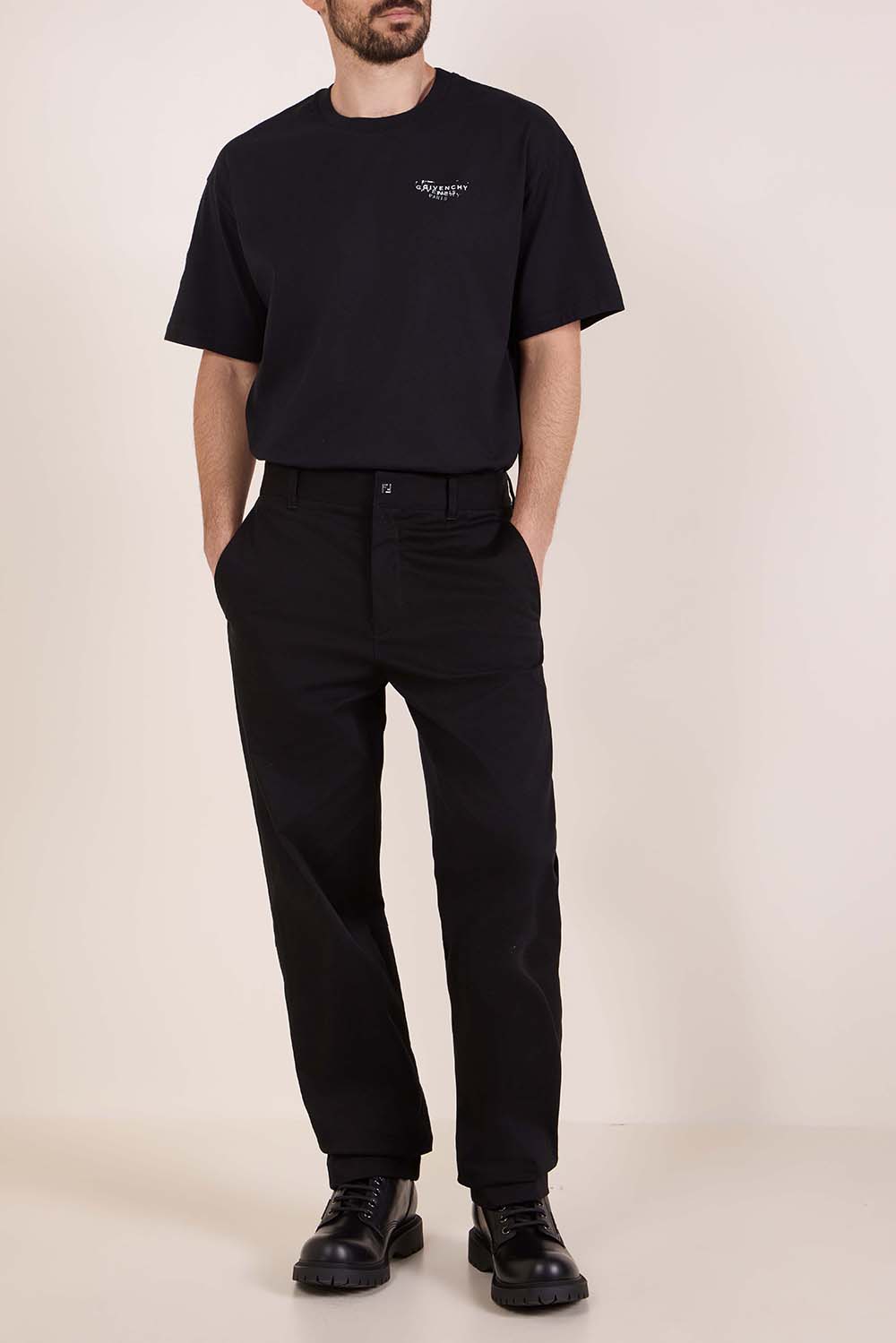 תמונת דוגמן קידמית של נעליים גבוהות