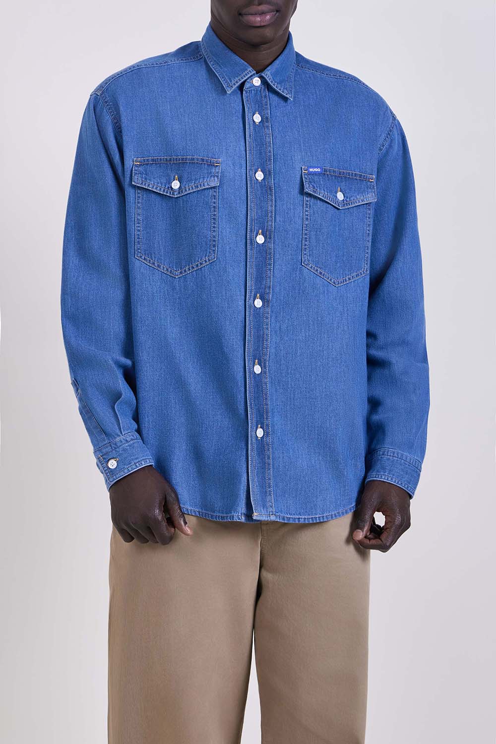 תמונת דוגמן קידמית של חולצת ג'ינס