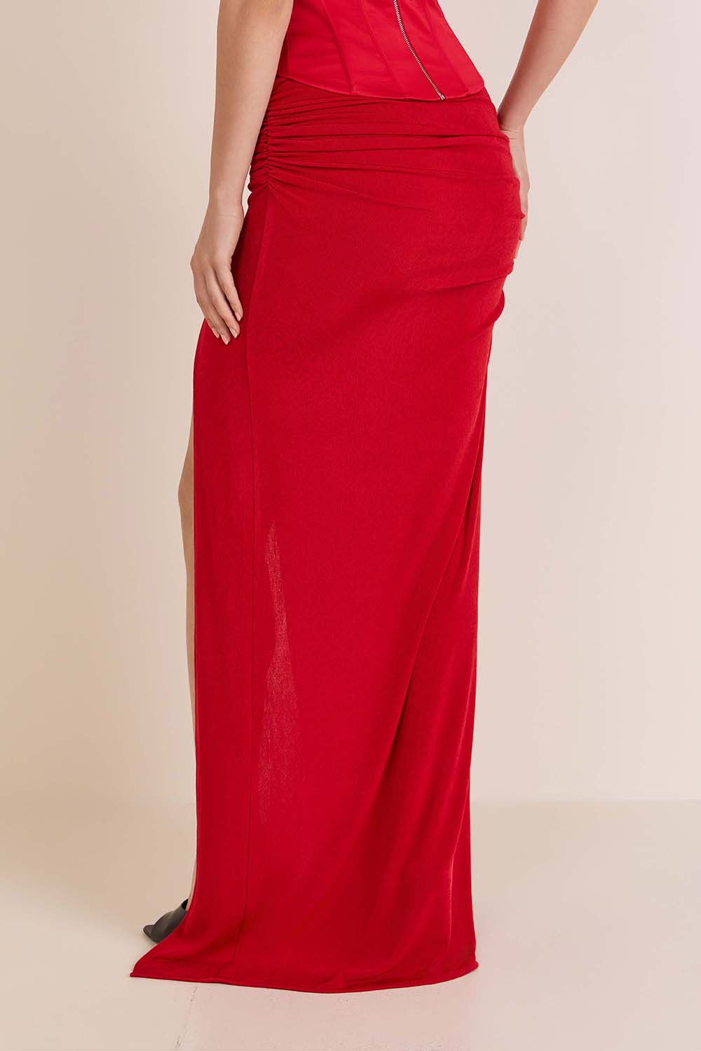 תמונת דוגמן אחורית של חצאית מקסי