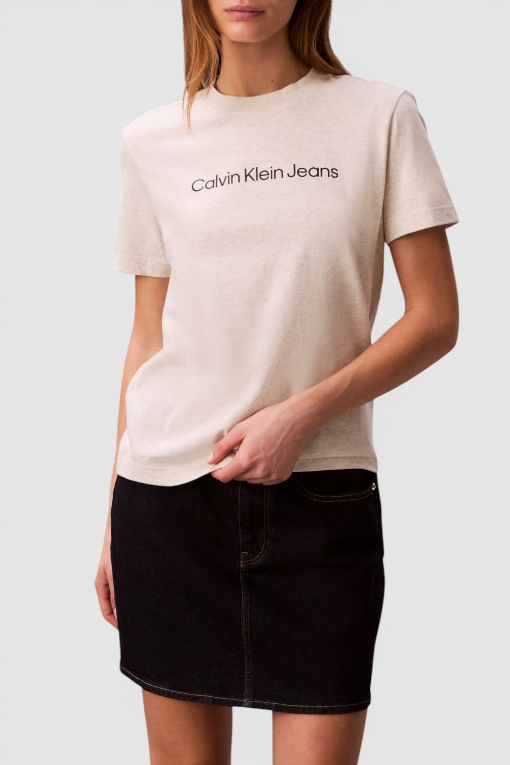 תמונת דוגמן קידמית של חולצת טי בגזרה ישרה