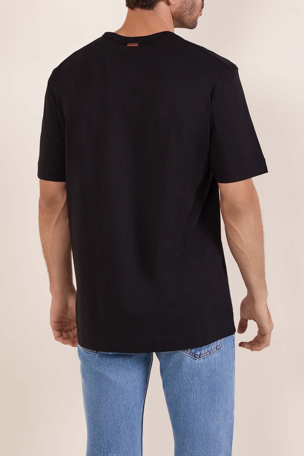 תמונת דוגמן אחורית של חולצת טי