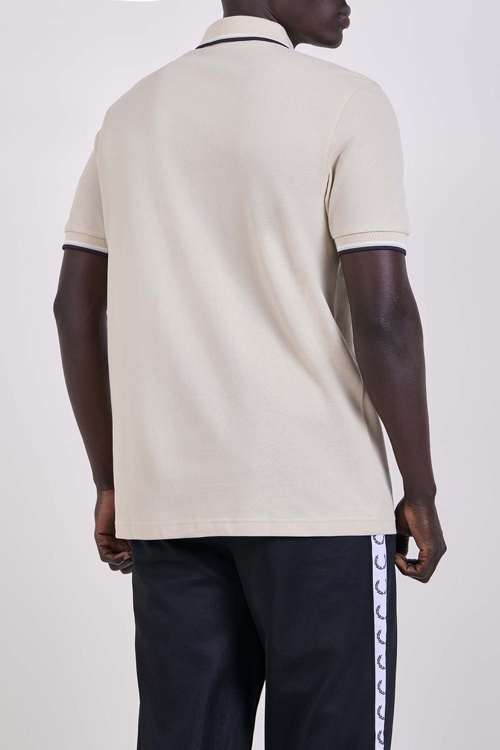 תמונת דוגמן אחורית של חולצת פולו בגזרה ישרה