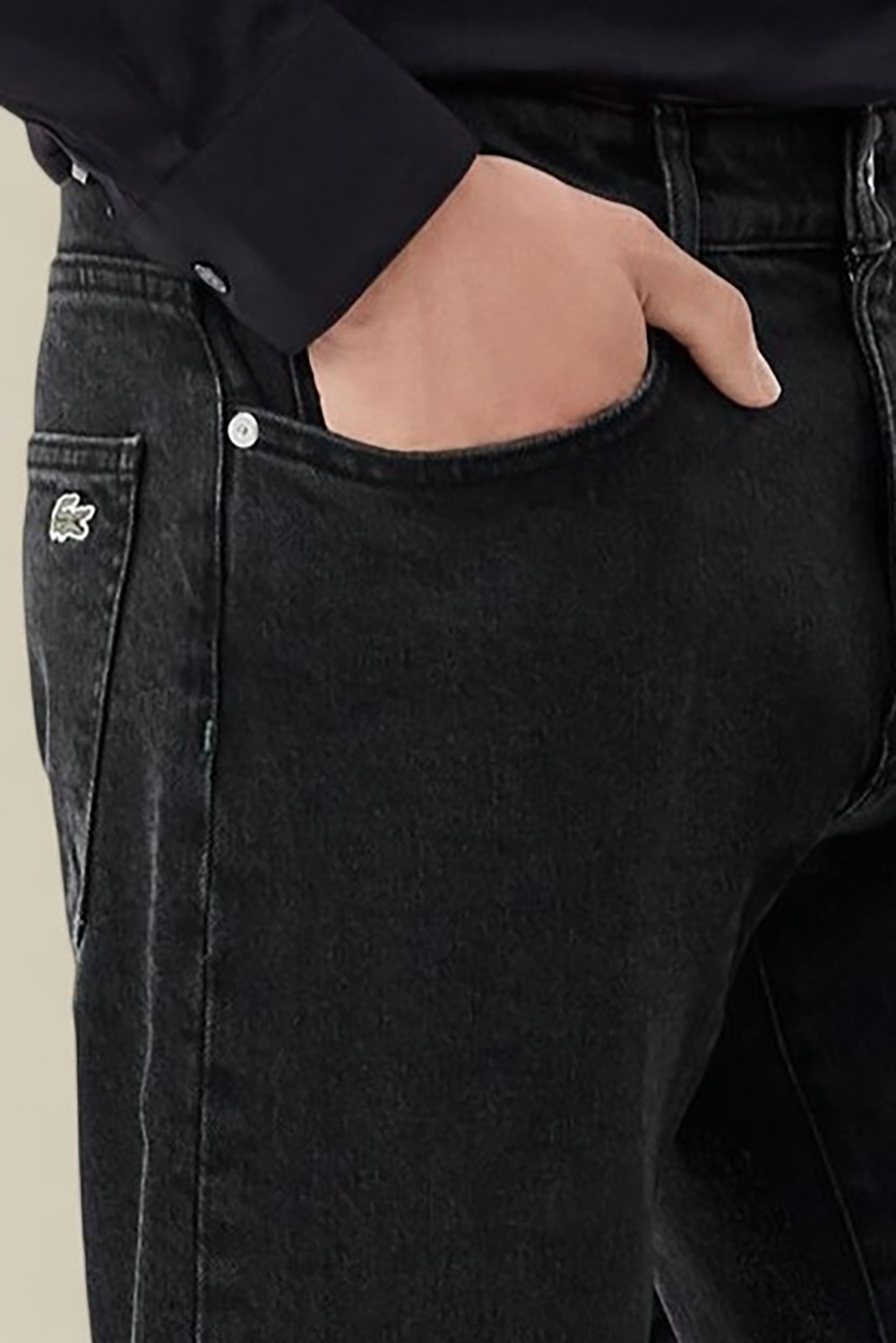 תמונת תקריב דוגמן של מכנסי ג'ינס סלים פיט