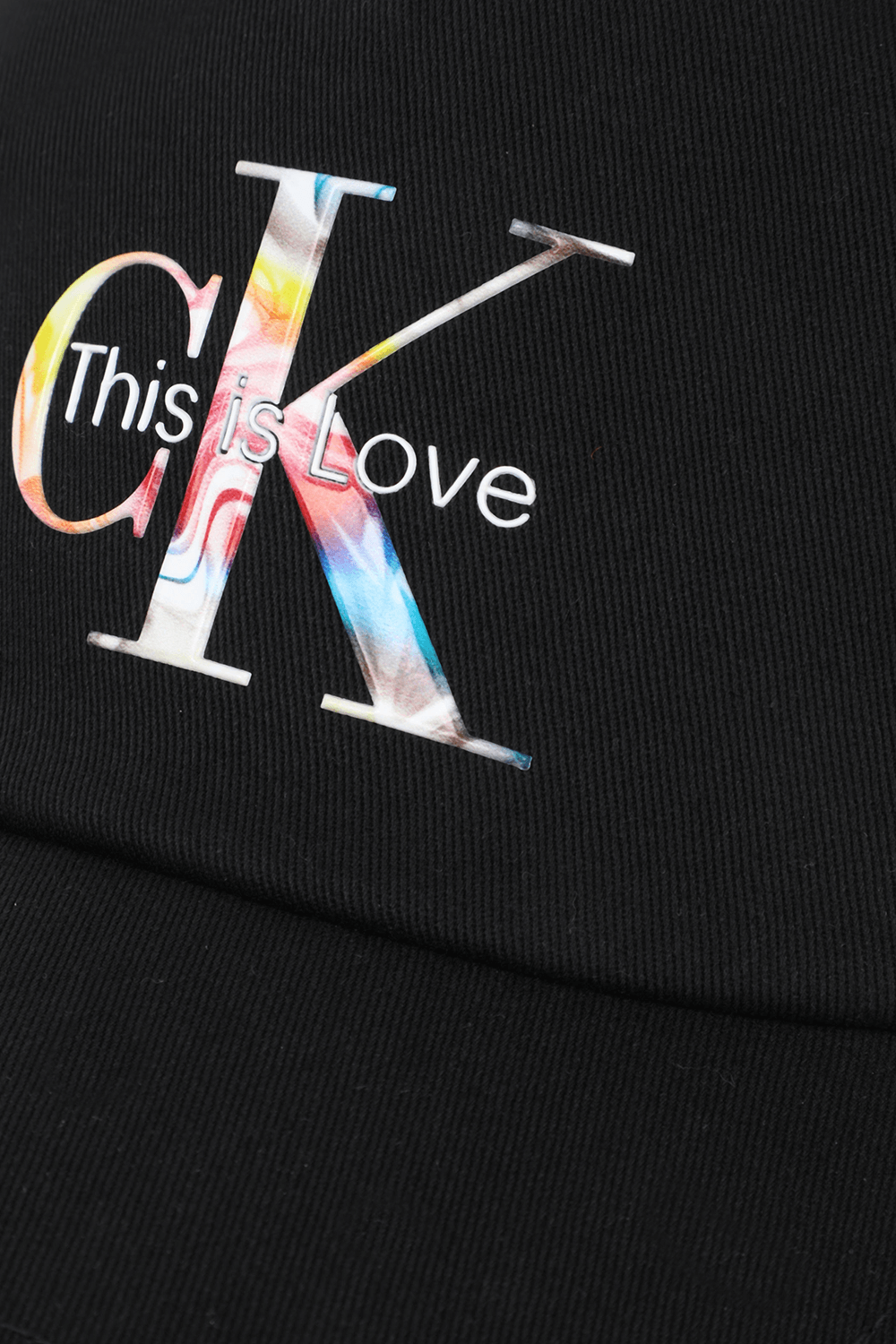 תמונת תקריב של כובע בייסבול שחור דיס איז לב