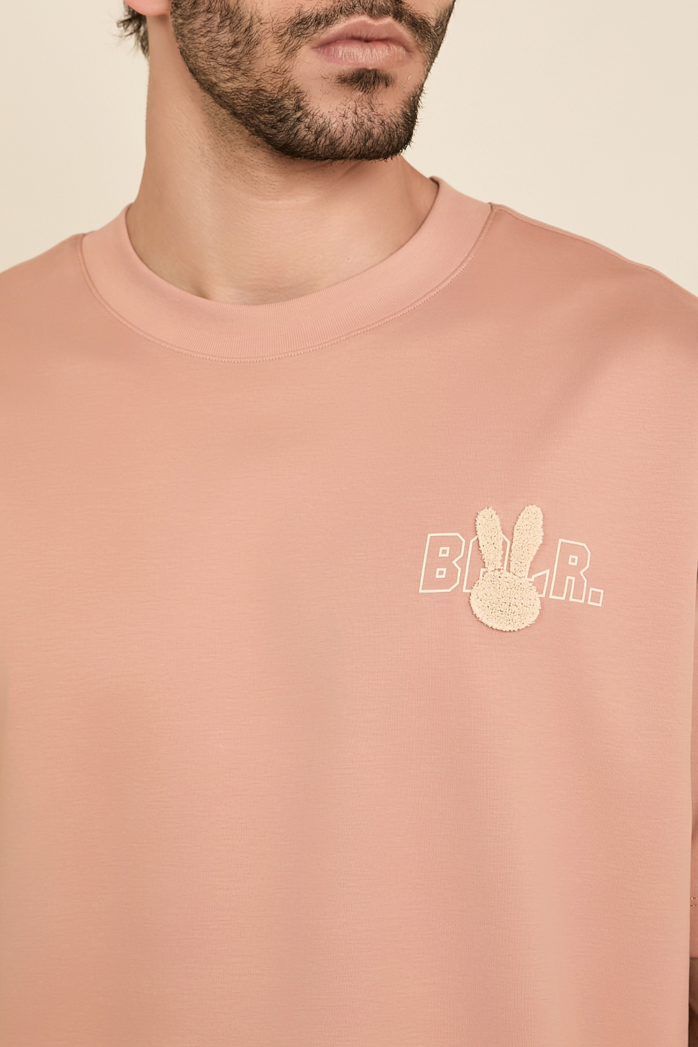 תמונת תקריב דוגמן של חולצת טי אוברסייז