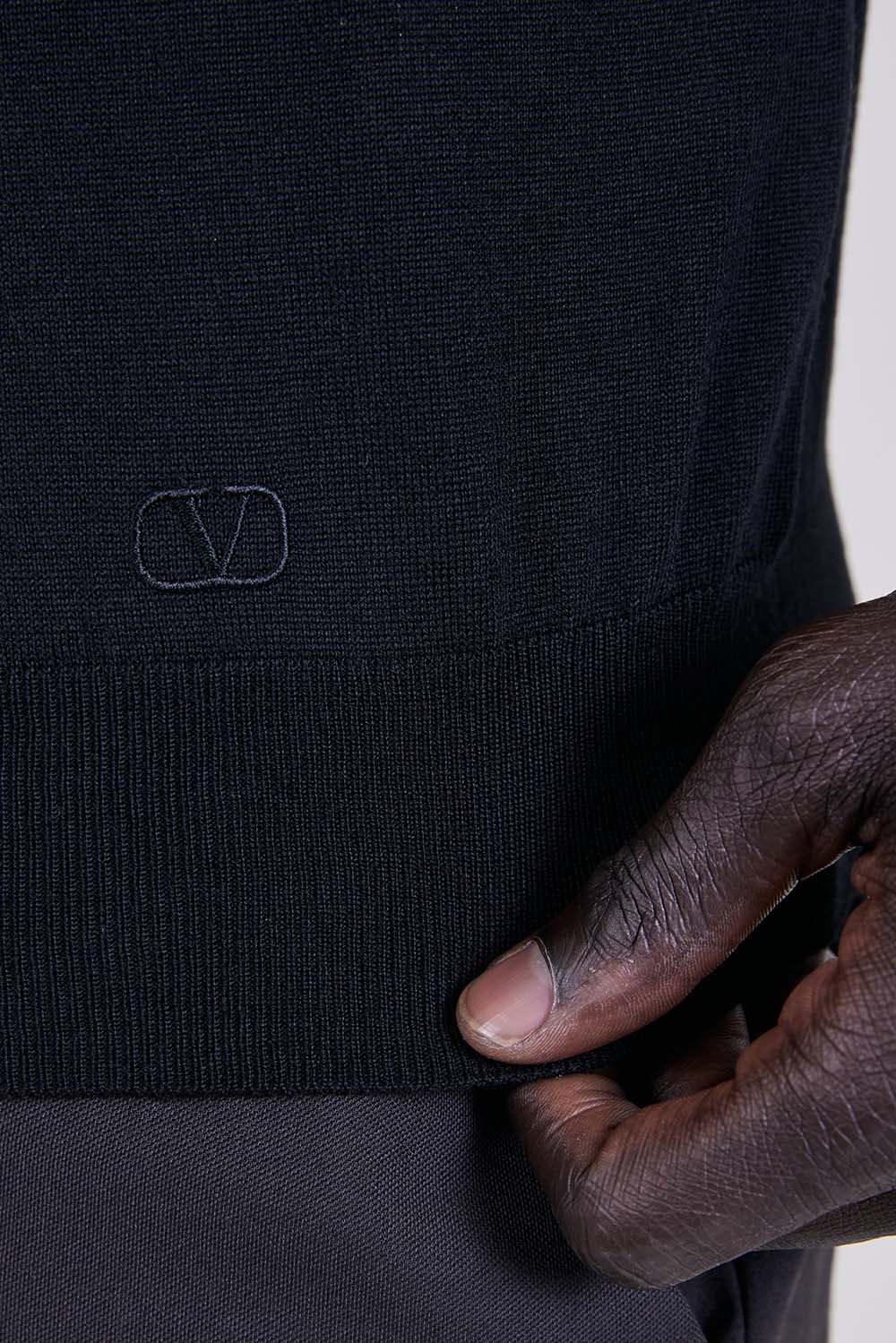 תמונת תקריב דוגמן של חולצת טי בגזרת סלים