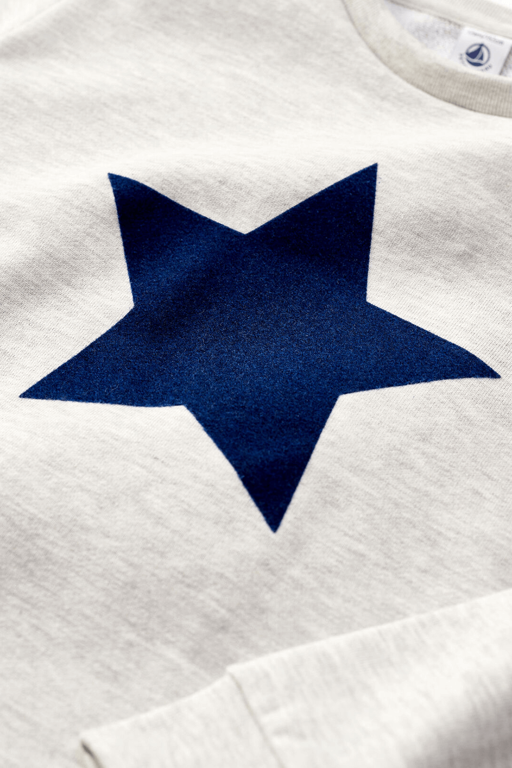 גילאי 3-12 סווטשירט עם כוכב כחול בגוון אפור בהיר PETIT BATEAU