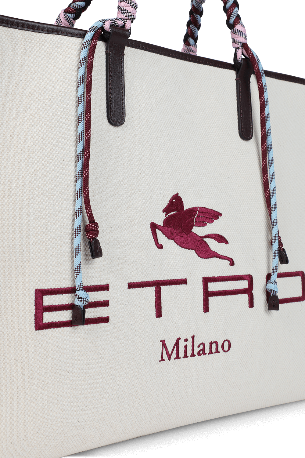 תמונת תקריב של תיק נשיאה עם ידיות קלועות