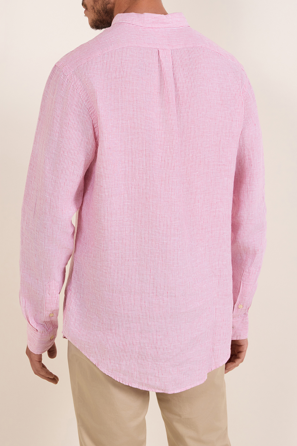 תמונת דוגמן אחורית של חולצת כפתורים מפשתן