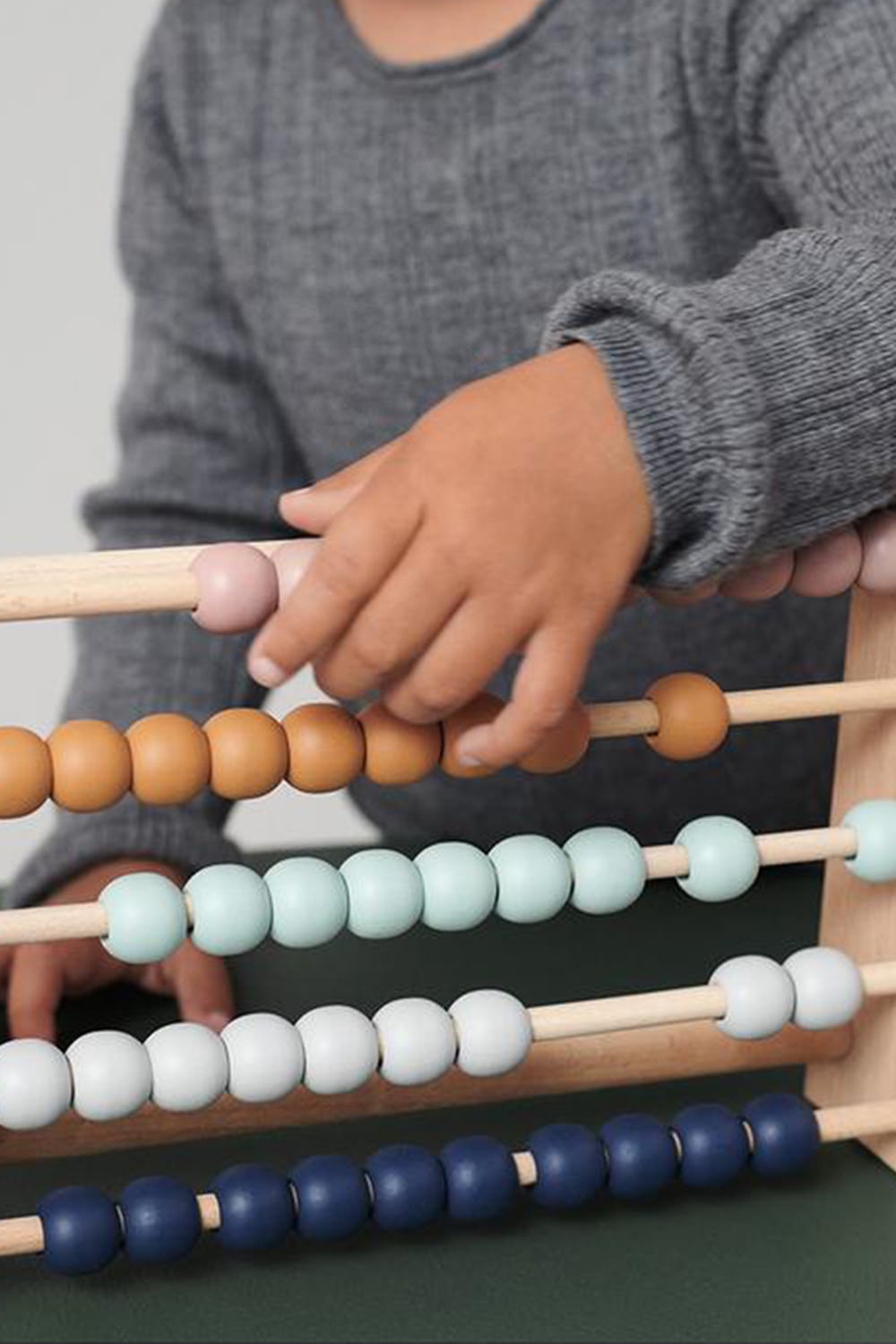 תמונת אווירה של משחק בדידים מעץ מלא