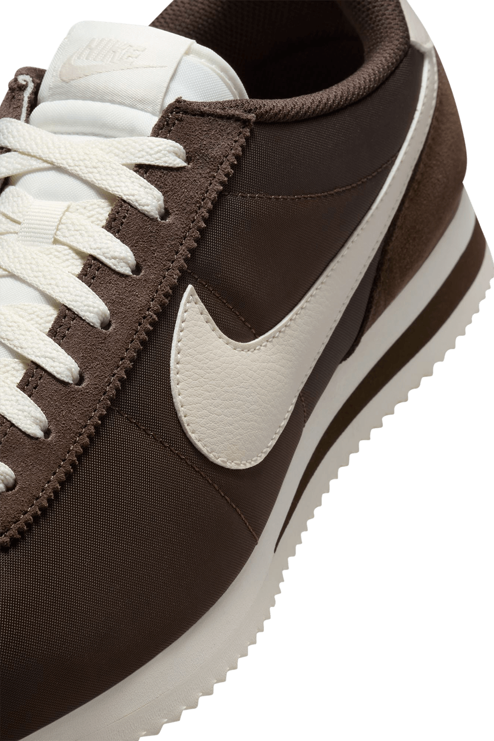 תמונת פנים של נעלי סניקרס קורטז