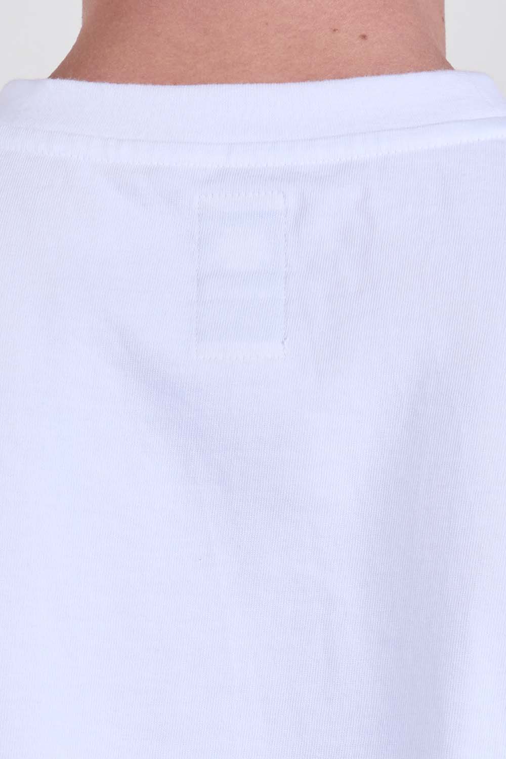 תמונת תקריב דוגמן של חולצת טי בגזרה מרובעת