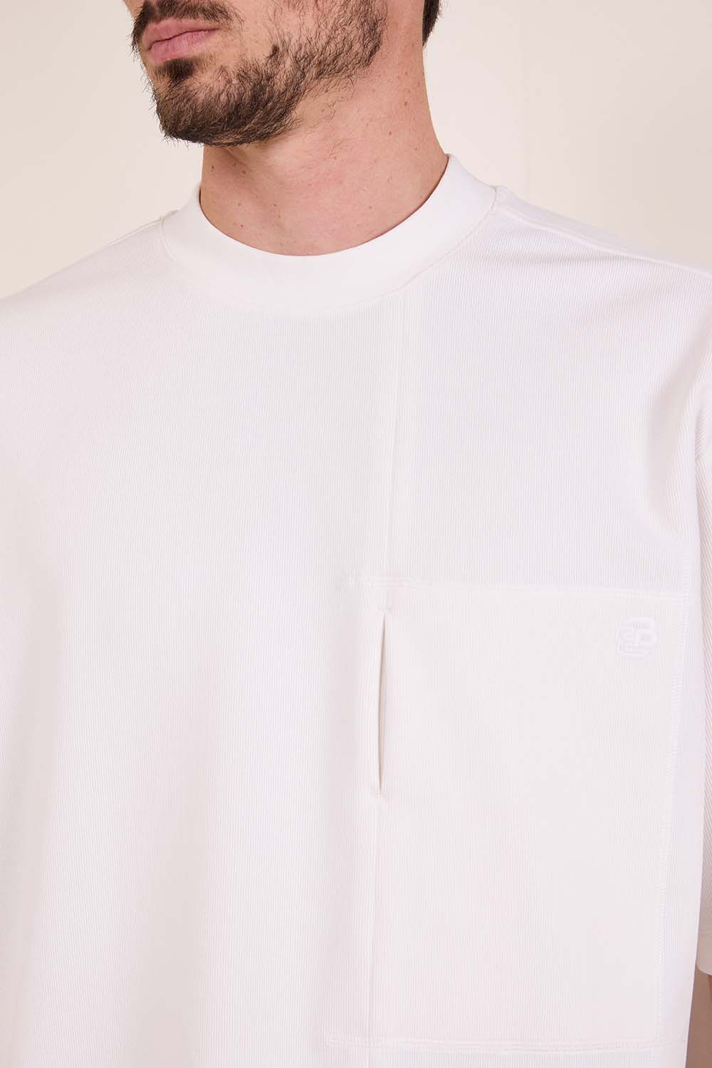 תמונת תקריב דוגמן של חולצת טי אוברסייז