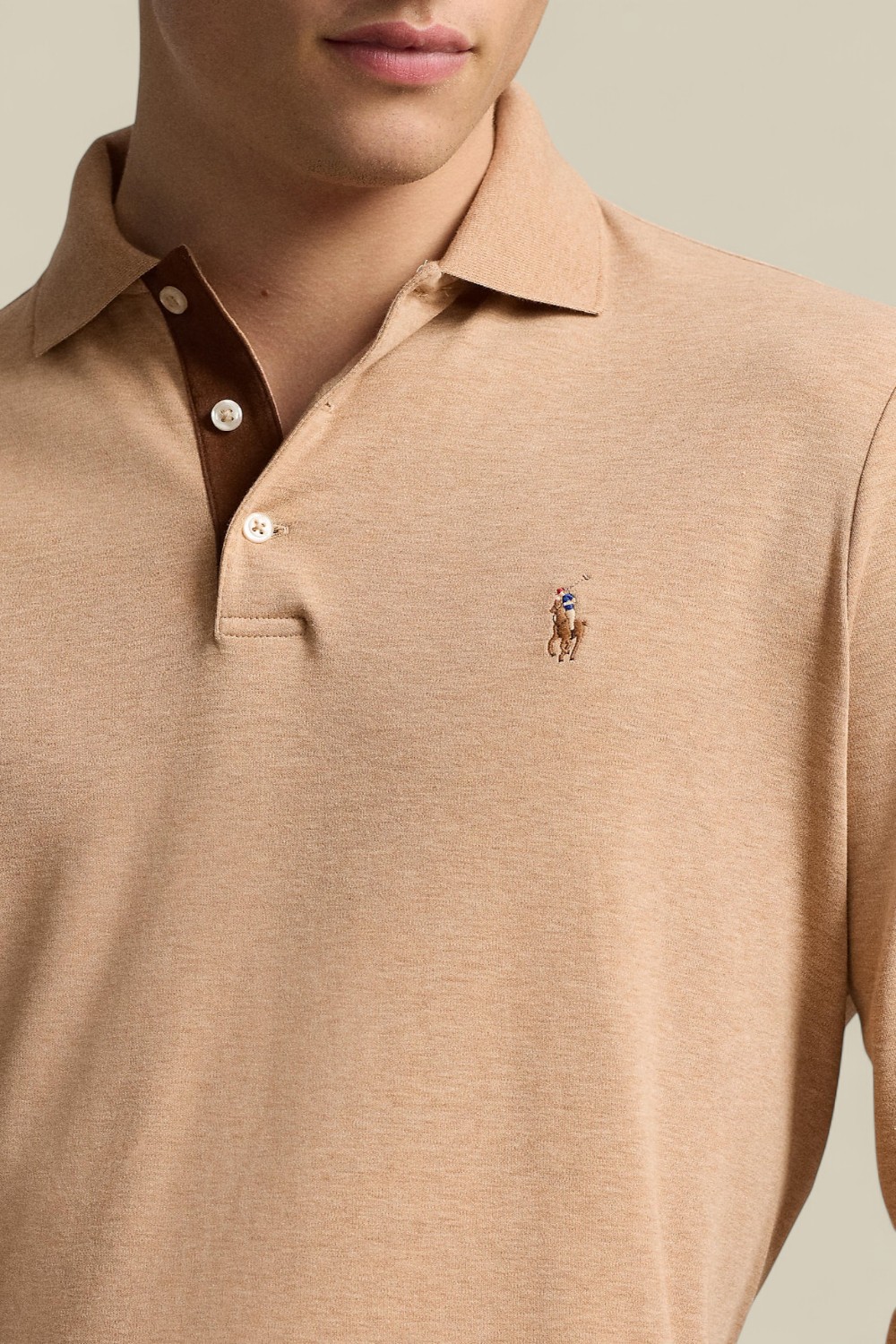 תמונת תקריב דוגמן של חולצת פולו ארוכה