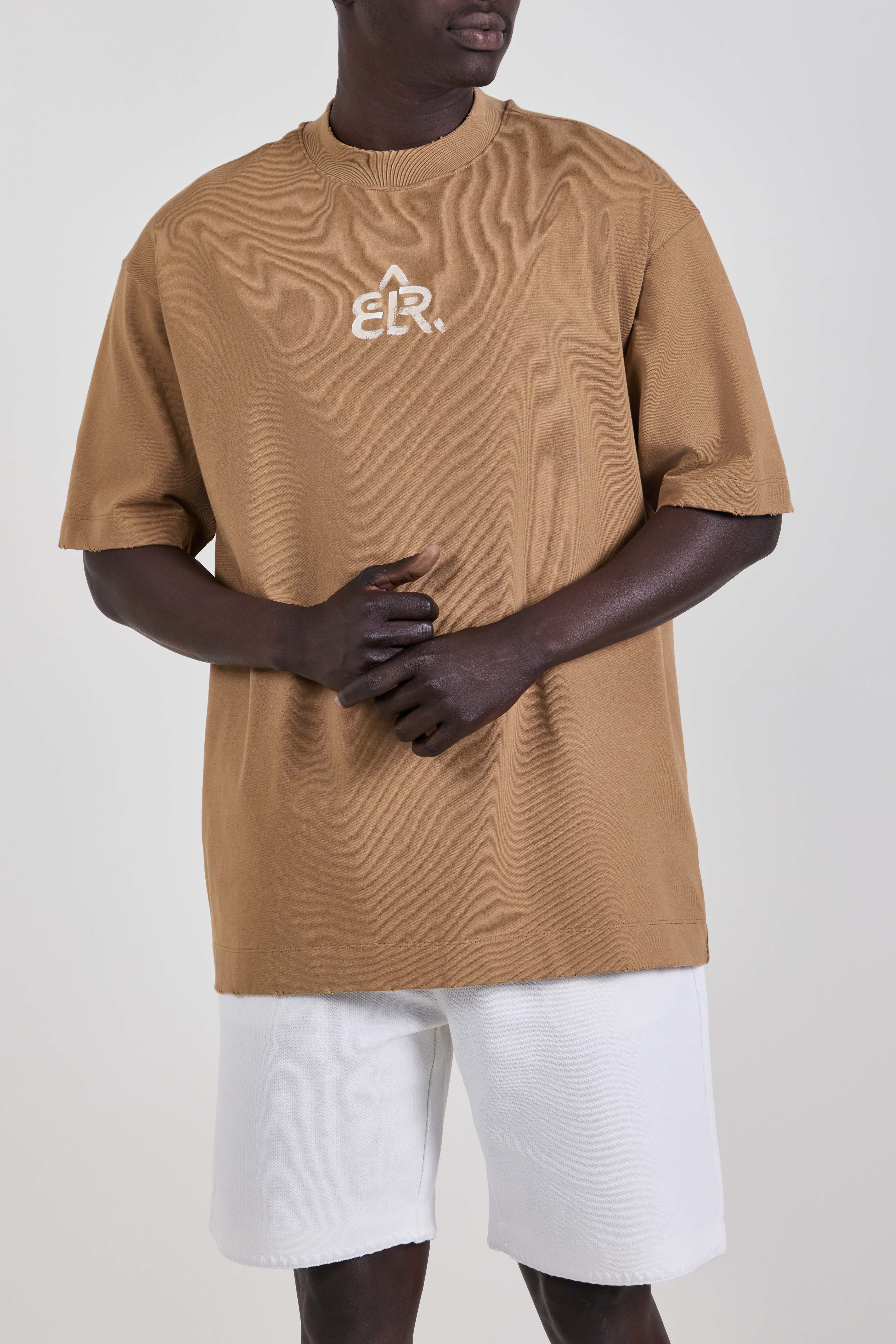 תמונת דוגמן קידמית של חולצת טי אוברסייז