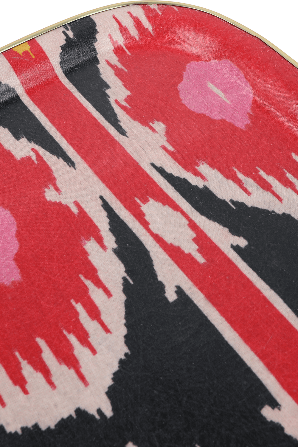 תמונת פנים של מגש פייברגלאס עם הדפס גראפי בשחור ואדום