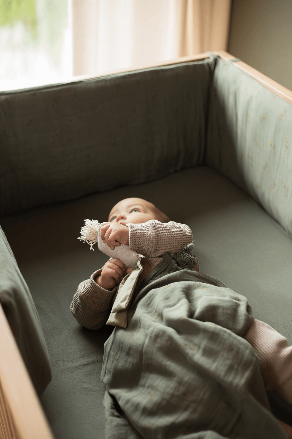 תמונת אווירה של מגן ראש למיטת תינוק וואבי סאבי