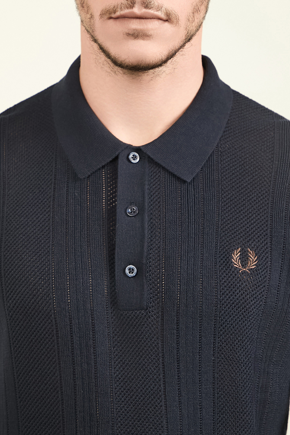 תמונת תקריב דוגמן של חולצת פולו ארוגה