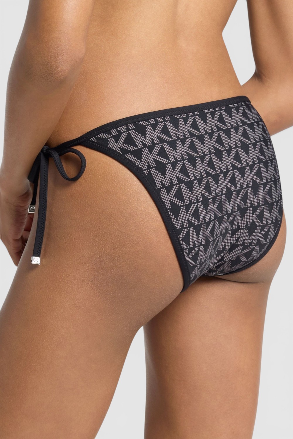 תמונת דוגמן אחורית של תחתוני ביקיני דו צדדיים