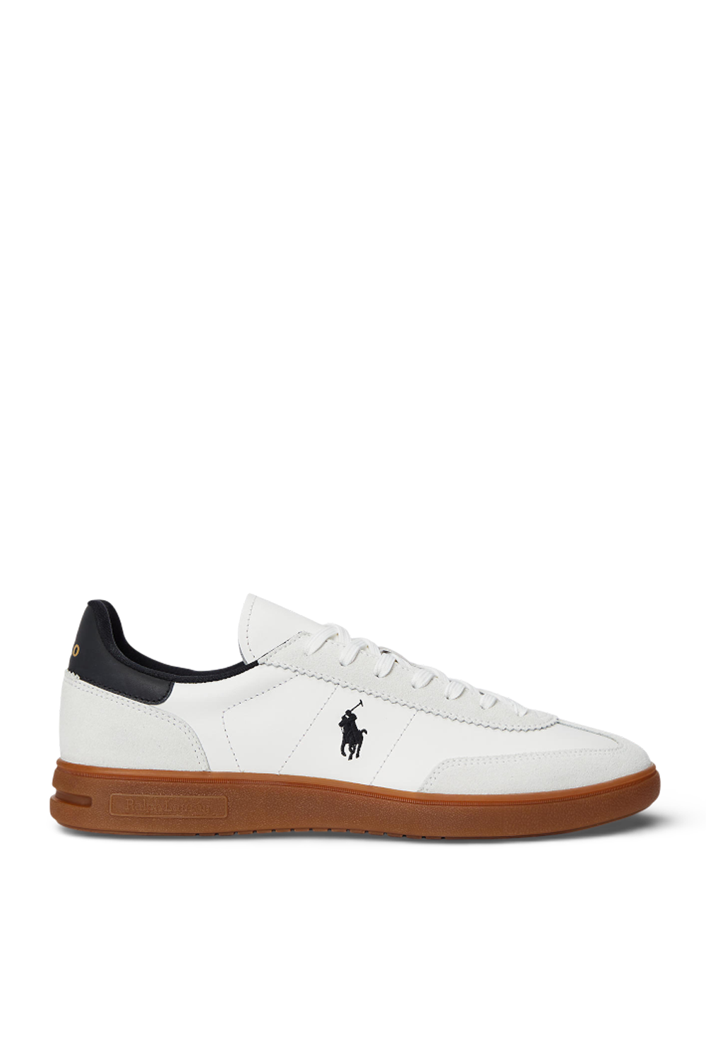 תמונה קידמית של נעלי סניקרס