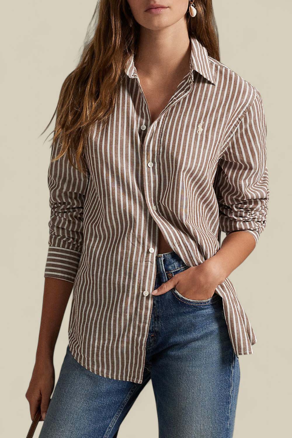 תמונת דוגמן קידמית של חולצת כפתורים