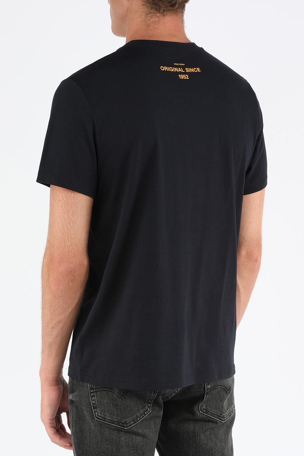 תמונת דוגמן אחורית של חולצת טי מכותנה עם הדפס לוגו