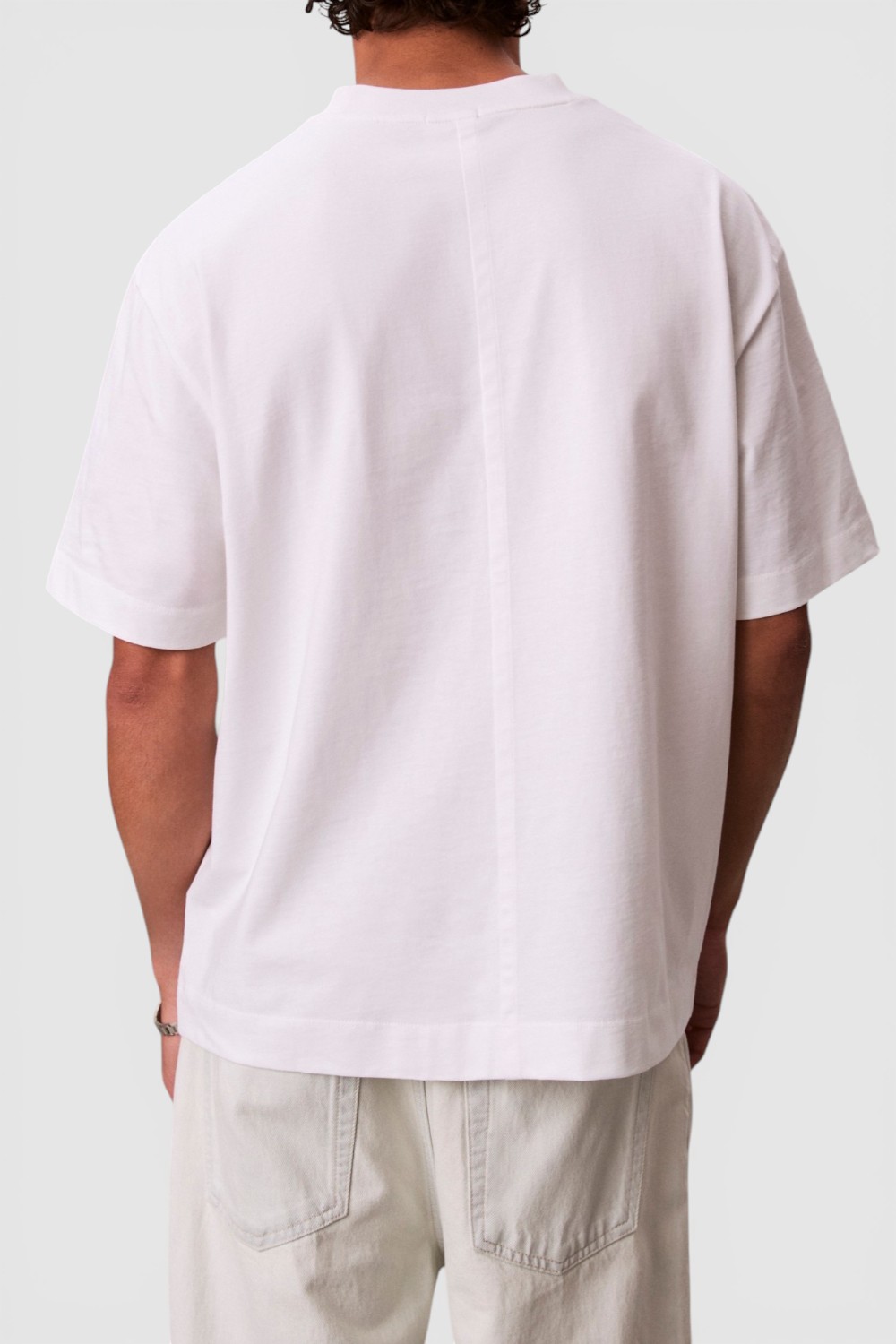 תמונת דוגמן אחורית של חולצת טי בגזרה משוחררת