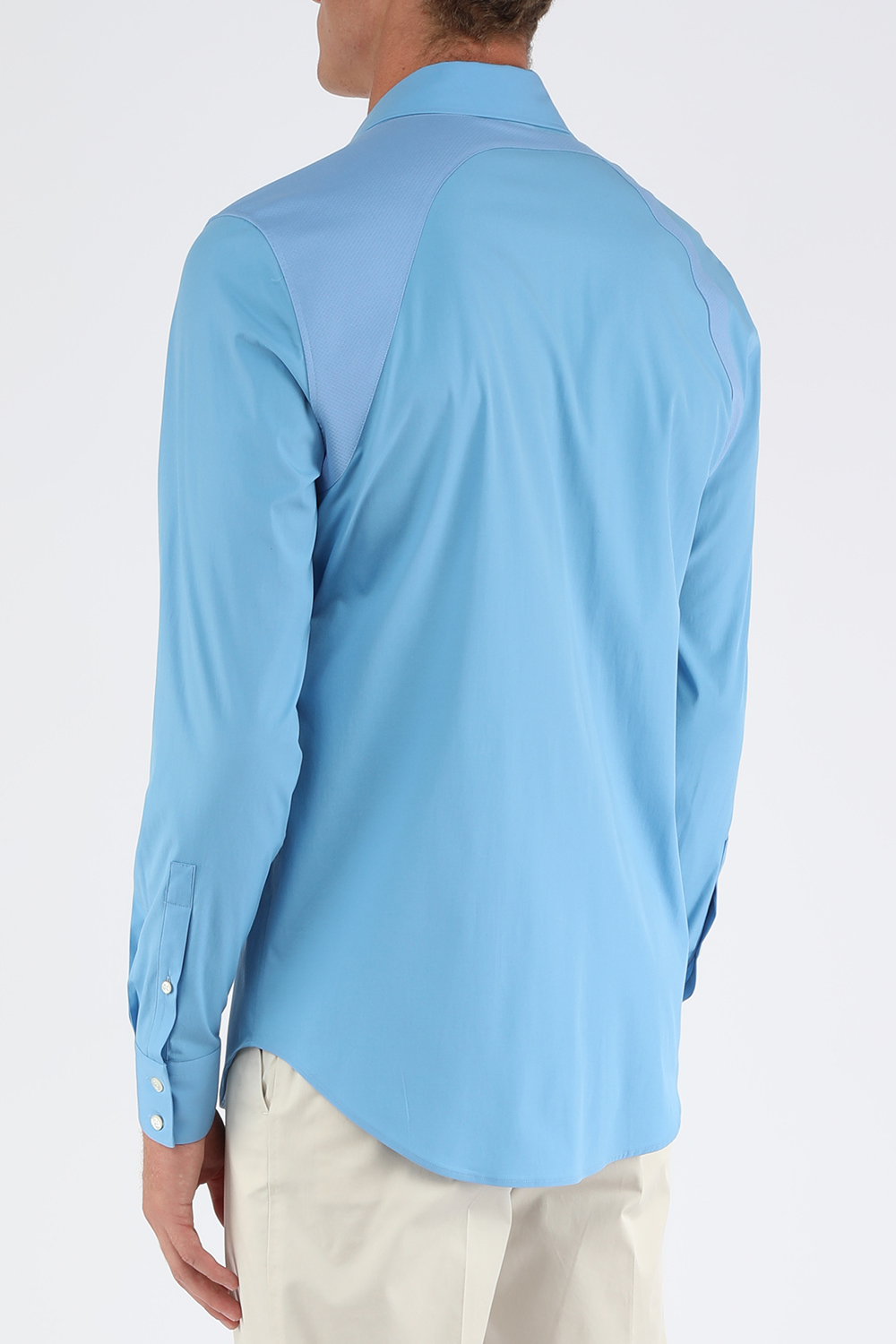 תמונת דוגמן אחורית של חולצה מכופרת כחולה עם רצועה בעלת אבזם