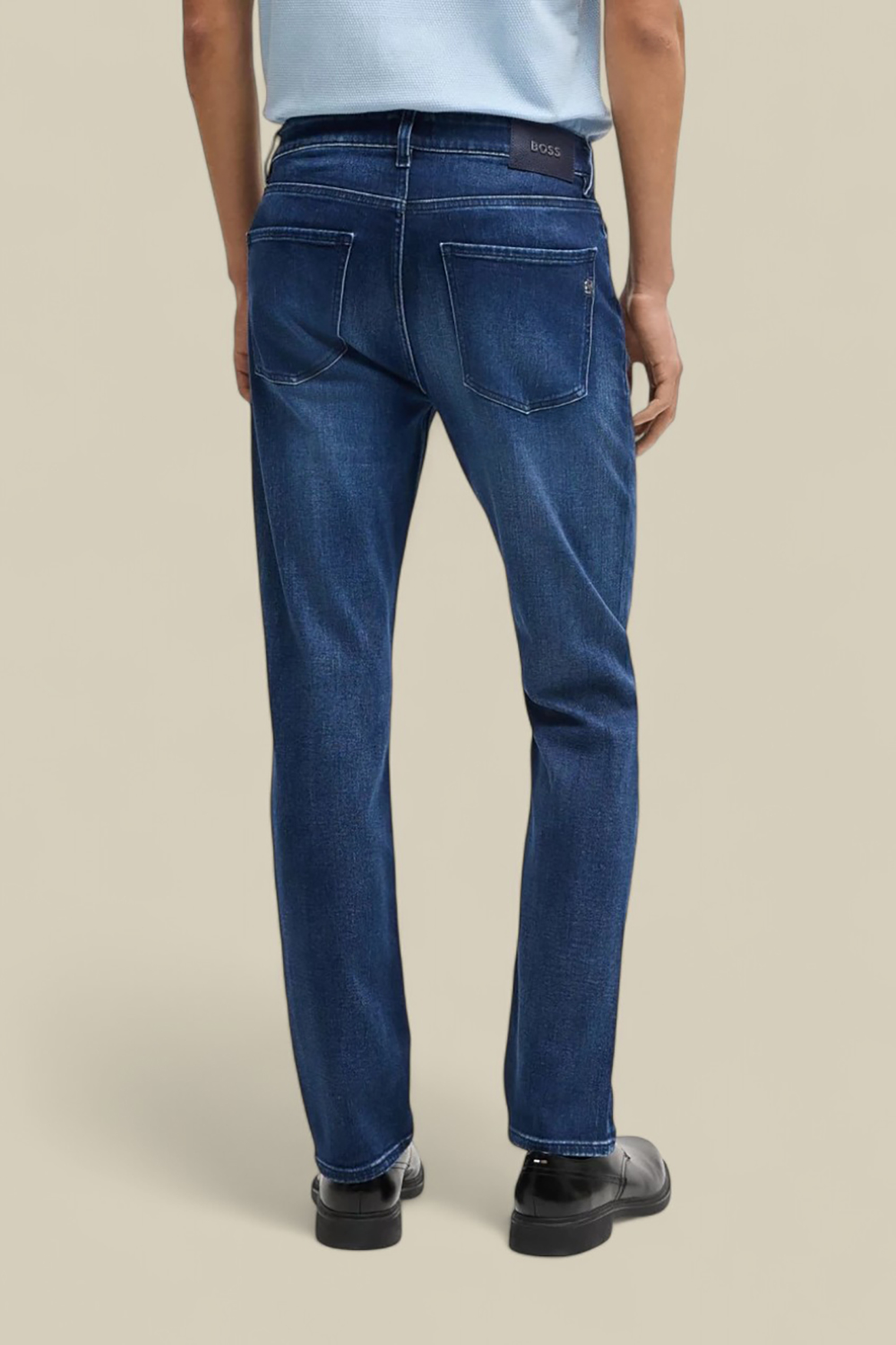 תמונת דוגמן אחורית של מכנסי ג'ינס בגזרת סלים