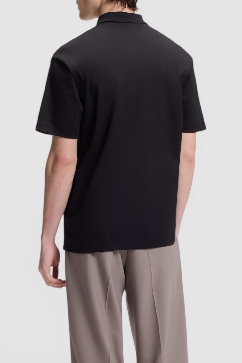 תמונת דוגמן אחורית של חולצת פולו