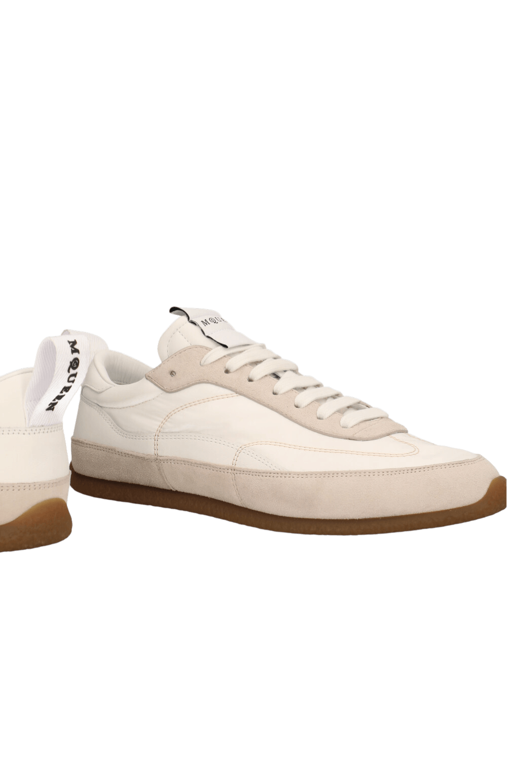 תמונת תקריב של נעלי סניקרס עור