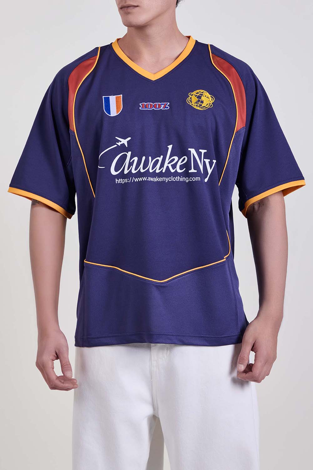 תמונת דוגמן קידמית של חולצת טי בגזרה משוחררת