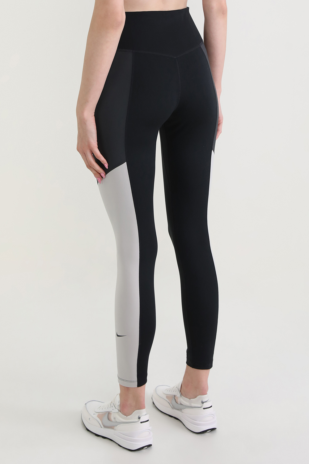 תמונת דוגמן אחורית של מכנסי טייץ 7/8