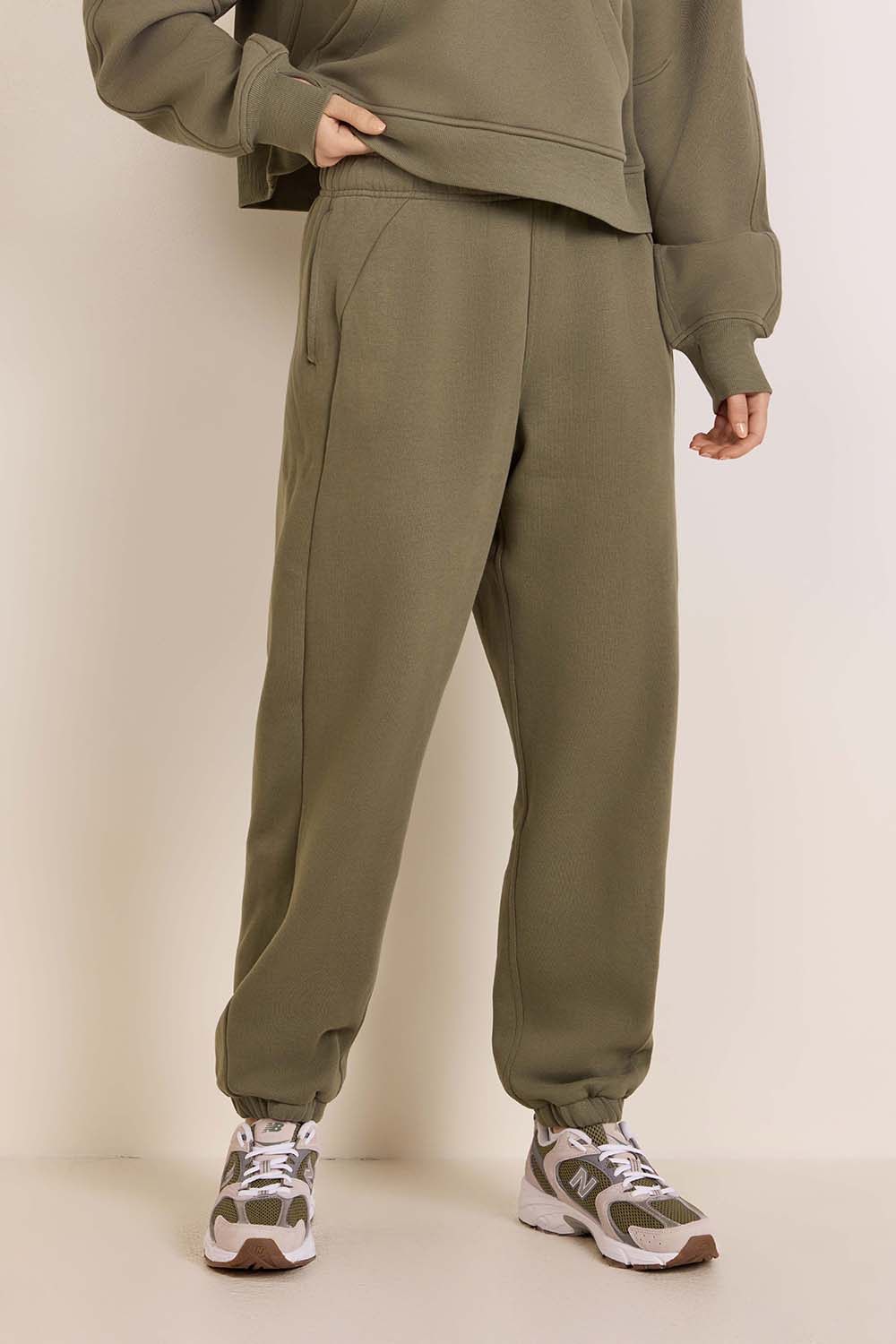 תמונת דוגמן קידמית של Scuba Mid-Rise Oversized Jogger Regular