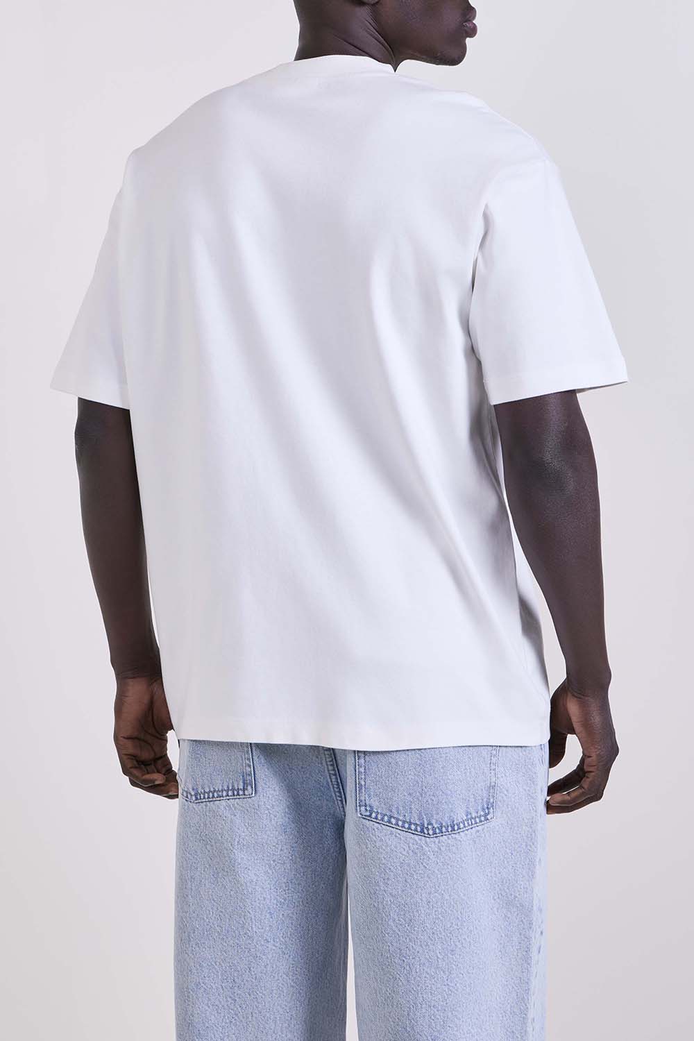 תמונת דוגמן אחורית של חולצת טי