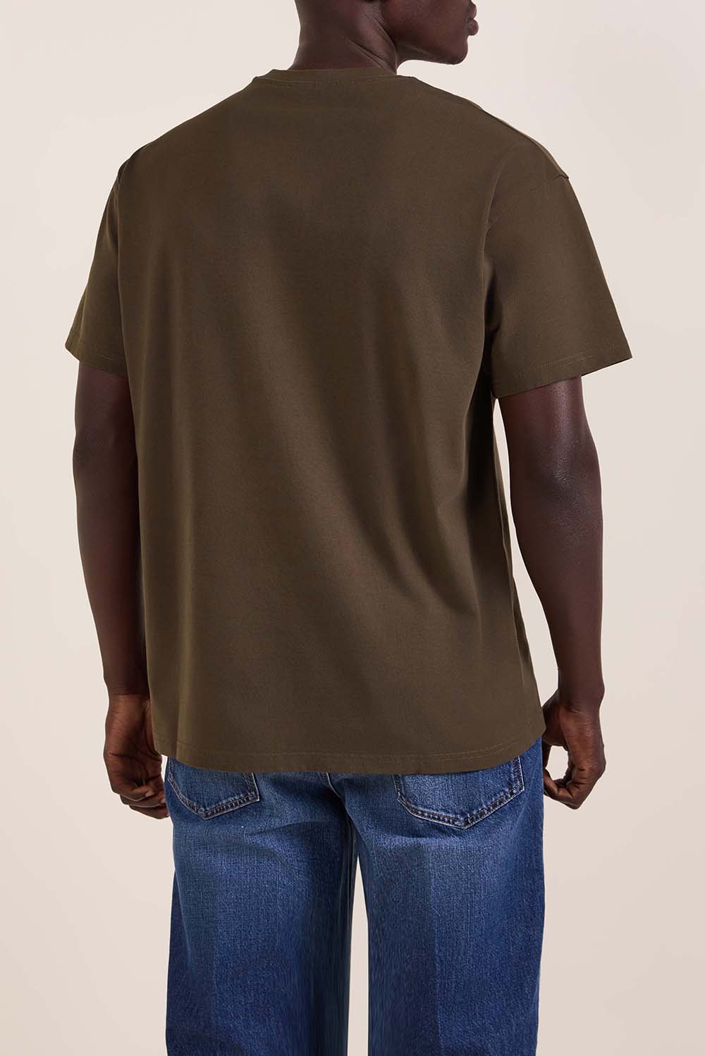 תמונת דוגמן אחורית של חולצת טי