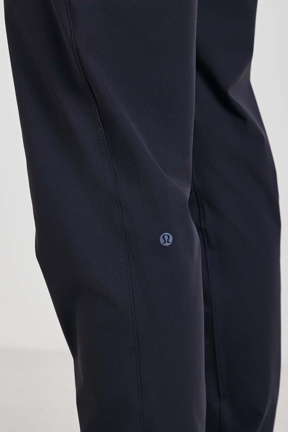 תמונת תקריב דוגמן של Zeroed In Slim-Fit Pant