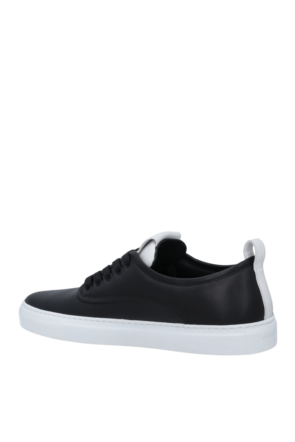 תמונה אחורית של נעלי סניקרס עור