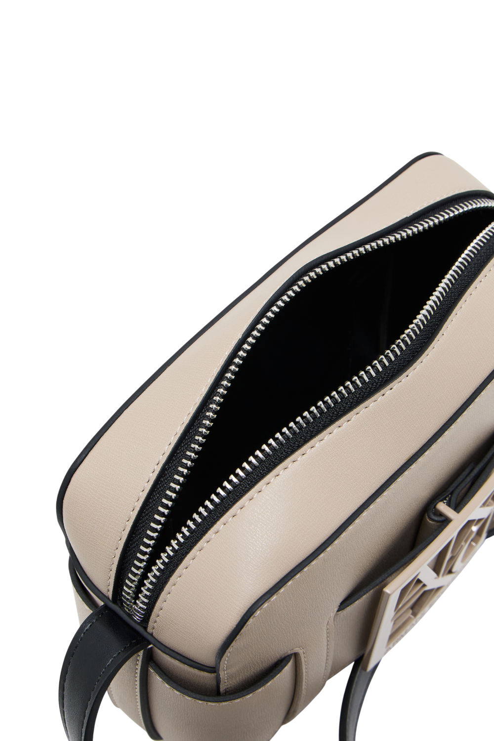 תמונת תקריב של תיק קרוסבודי